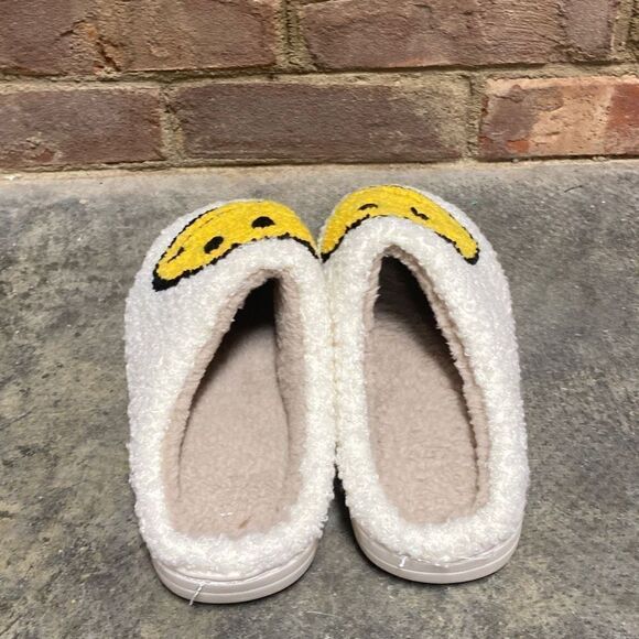 Smiling Face White & Yellow House Slippers Size 6 - Picture 4 of 7